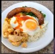 Prato feito:arroz, linguiça, ovo e farofa de couve